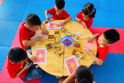 🇻🇳 HOẠT ĐỘNG LÀM DÂY CỜ – CHÀO MỪNG NGÀY 30/4 🇻🇳