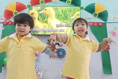 Hoạt động vận động theo nhạc bài hát “Một con vịt” của lớp 2 tuổi C