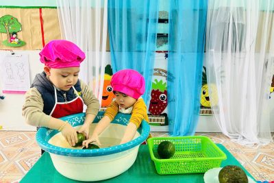 Hoạt động trải nghiệm: Vắt nước cam của lớp 2 tuổi C