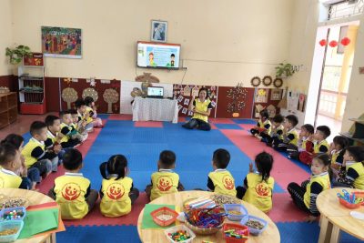 Hoạt động chào mừng ngày 8/3 lớp 4 TB CH