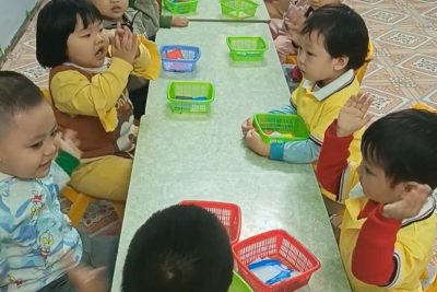 Hoạt động làm quà tặng ngày 8/3 của lớp 2 tuổi C