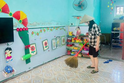 TRƯỜNG MẦM NON MINH TÂN TĂNG CƯỜNG CÔNG TÁC VỆ SINH ĐỒ DÙNG, ĐỒ CHƠI TRONG LỚP HỌC