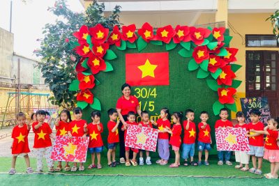 HOẠT ĐỘNG DÁN LÁ CỜ VIỆT NAM-CHÀO MỪNG NGÀY 30/4