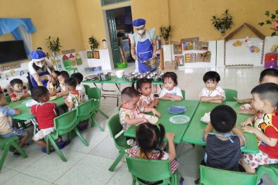 Hoạt động tổ chức bữa ăn cho trẻ – lớp 3 tuổi A