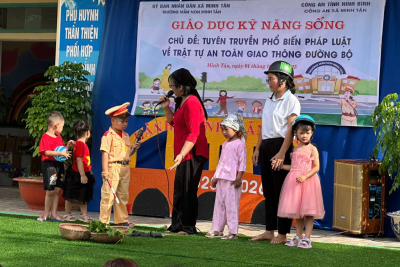 Tuyên truyền phổ biến pháp luật về trật tự giao thông đường bộ và cổng trường An toàn giao thông