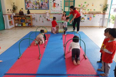 Phát triển thể chất – Bò chui qua cổng- Lớp 2 tuổiB