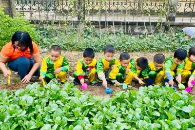 MỘT SỐ HÌNH ẢNH HOẠT ĐỘNG TRẢI NGHIỆM BÉ TẬP LÀM BÁC NÔNG DÂN .KHỐI 4 TUỔI